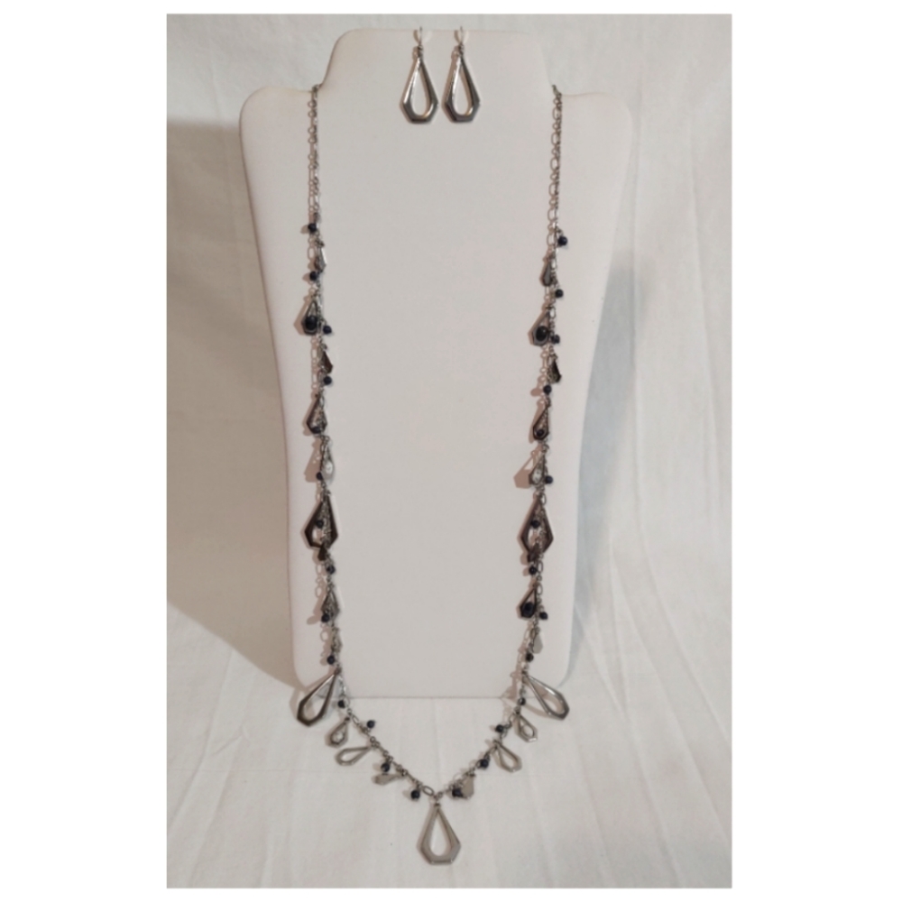 5/$15 White House Black Market Necklace and Earring Set